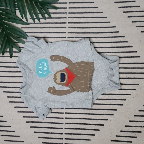 👶🏾Gently worn boys "Carter's" Graphic Onesie size 18m - Picture 2 of 6